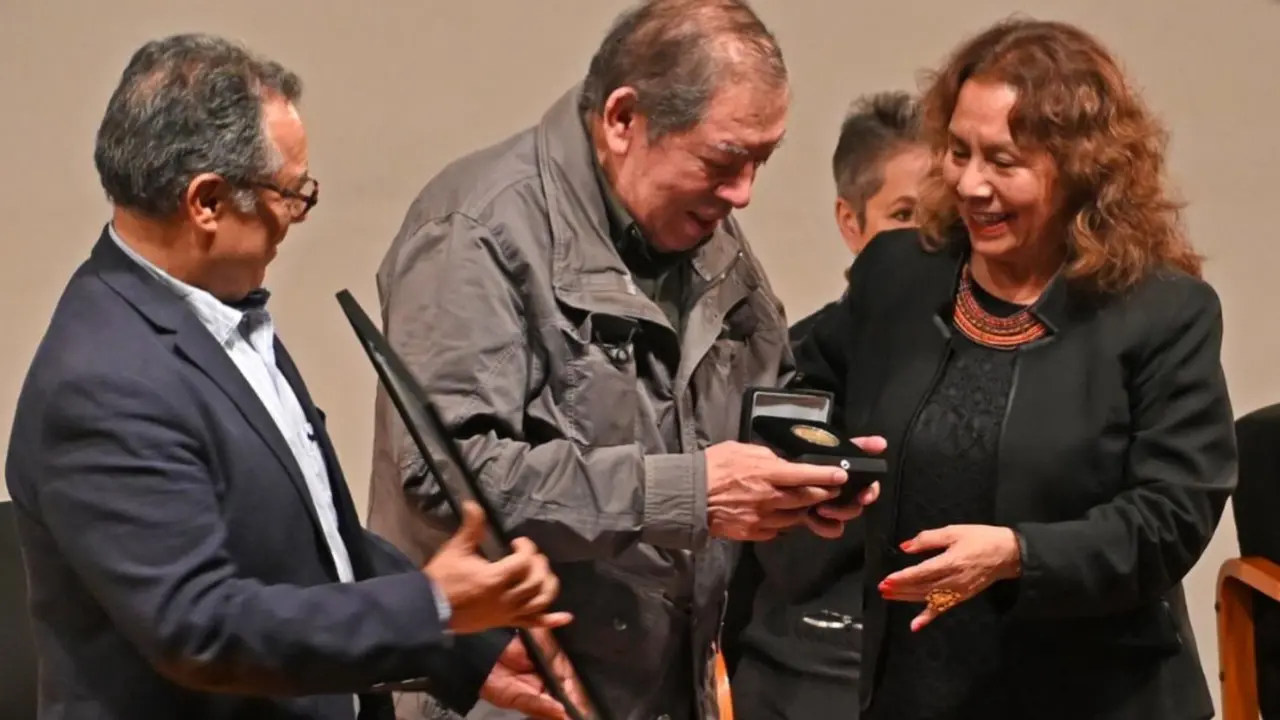 Guillermo Ceniceros recibiendo la medalla Bellas Artes 2023. Foto: Gobierno de México.