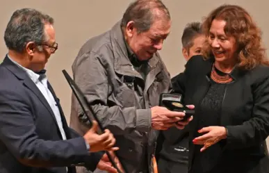 Condecoran a Guillermo Ceniceros, pintor duranguense, con medalla Bellas Artes