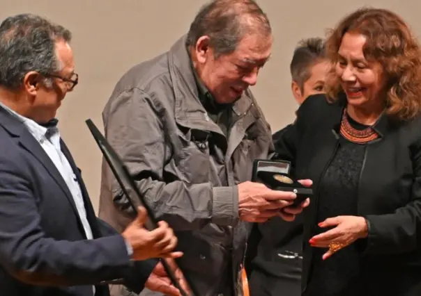 Condecoran a Guillermo Ceniceros, pintor duranguense, con medalla Bellas Artes