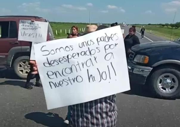 Familia que busca a su hijo desaparecido, bloquea carretera Zaragoza Victoria