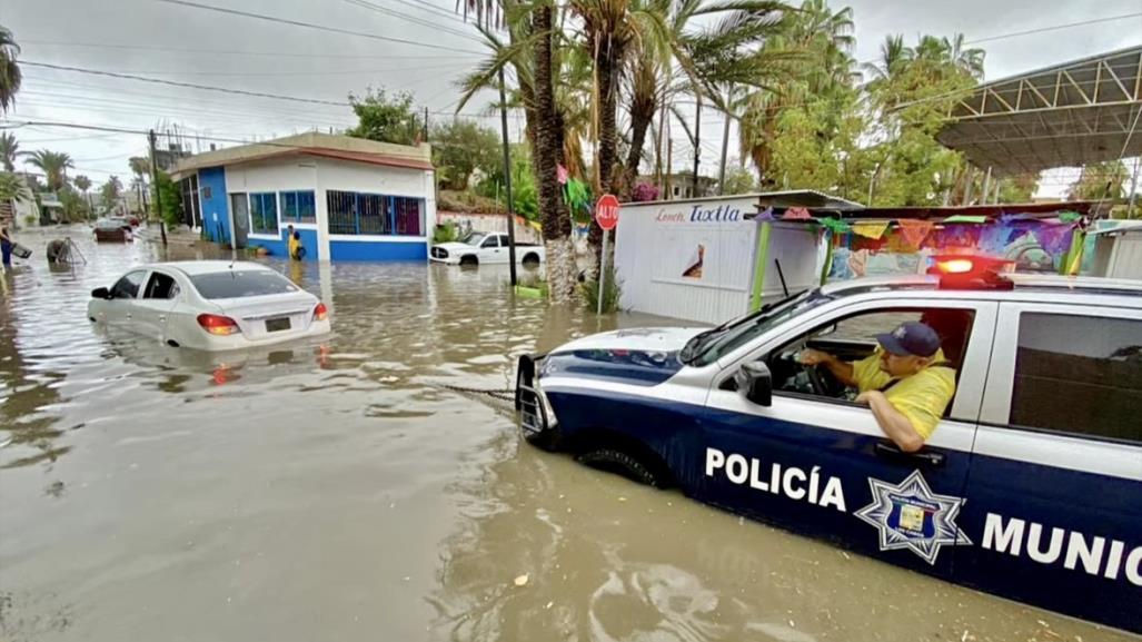 ‘Héroes sin capa’ auxilian hospital del IMSS atrapado bajo el agua en Los Cabos