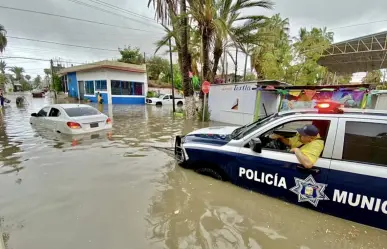 ‘Héroes sin capa’ auxilian hospital del IMSS atrapado bajo el agua en Los Cabos