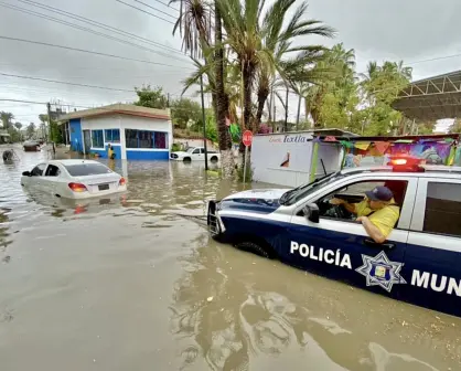 ‘Héroes sin capa’ auxilian hospital del IMSS atrapado bajo el agua en Los Cabos