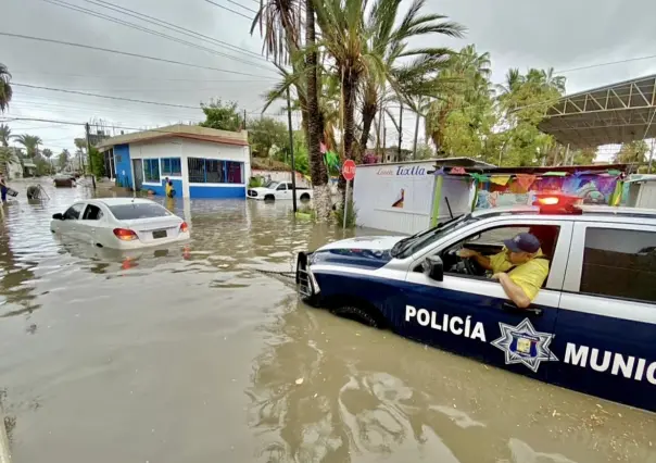 ‘Héroes sin capa’ auxilian hospital del IMSS atrapado bajo el agua en Los Cabos