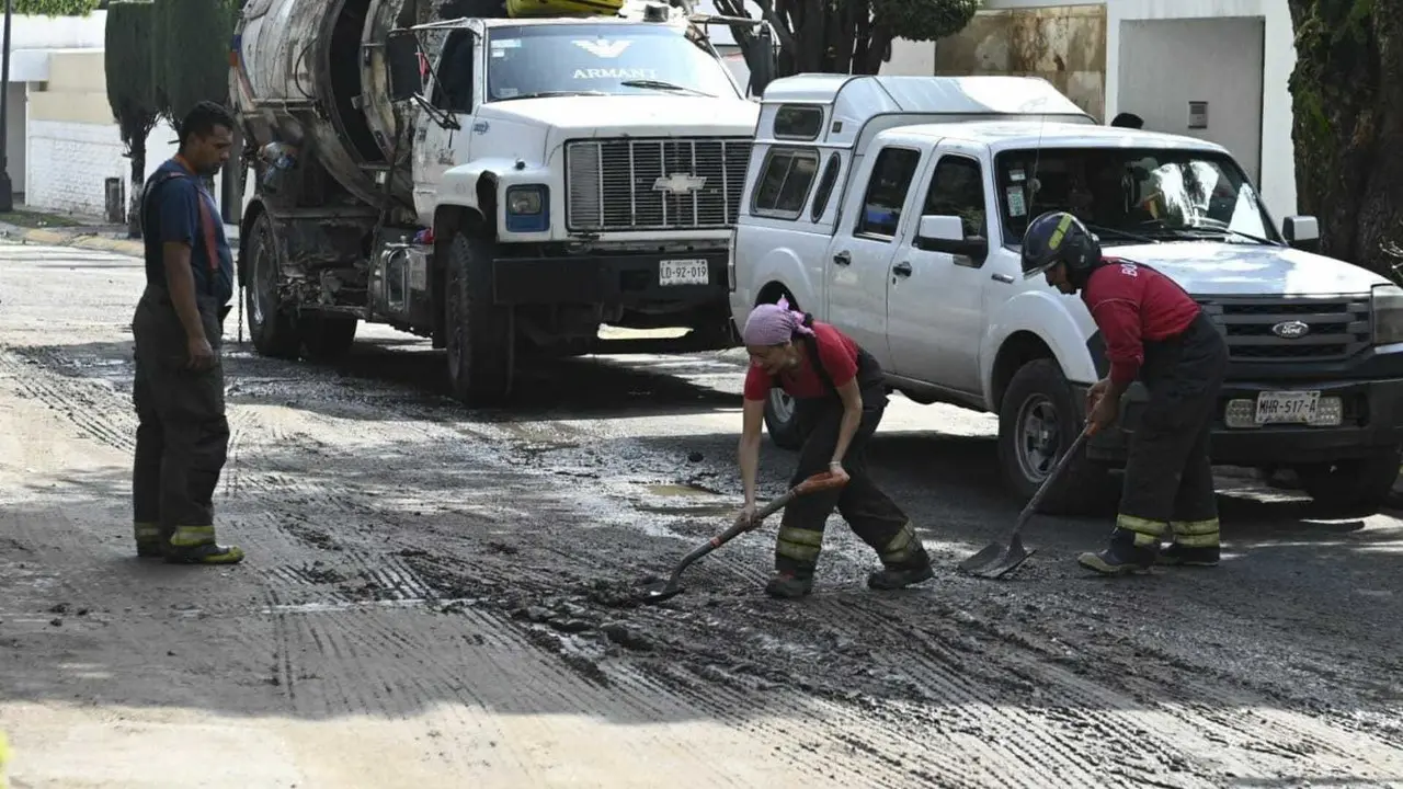 Limpian calles y avenidas; retiran basura, árboles y escombros en Naucalpan