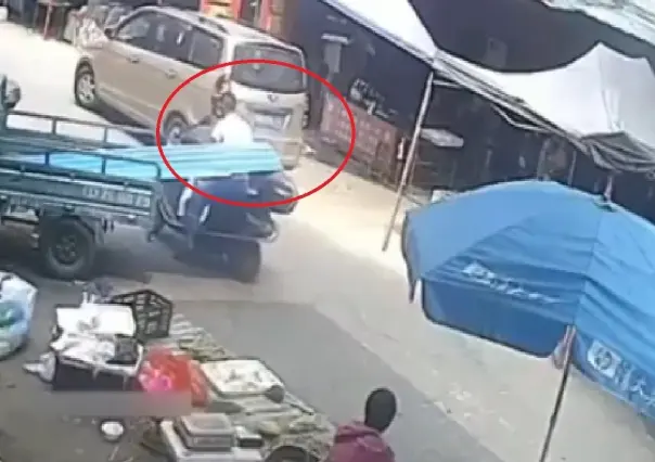 Motociclista fallece al cortarse el cuello con lámina (VIDEO)