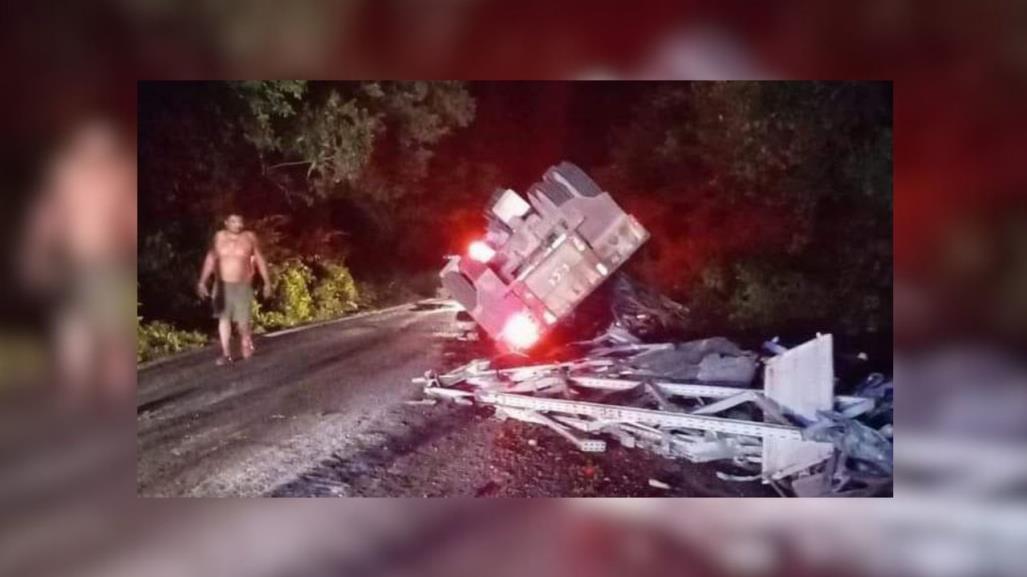 Volcadura de un tráiler en la  carretera Mérida- Cancún deja un lesionado