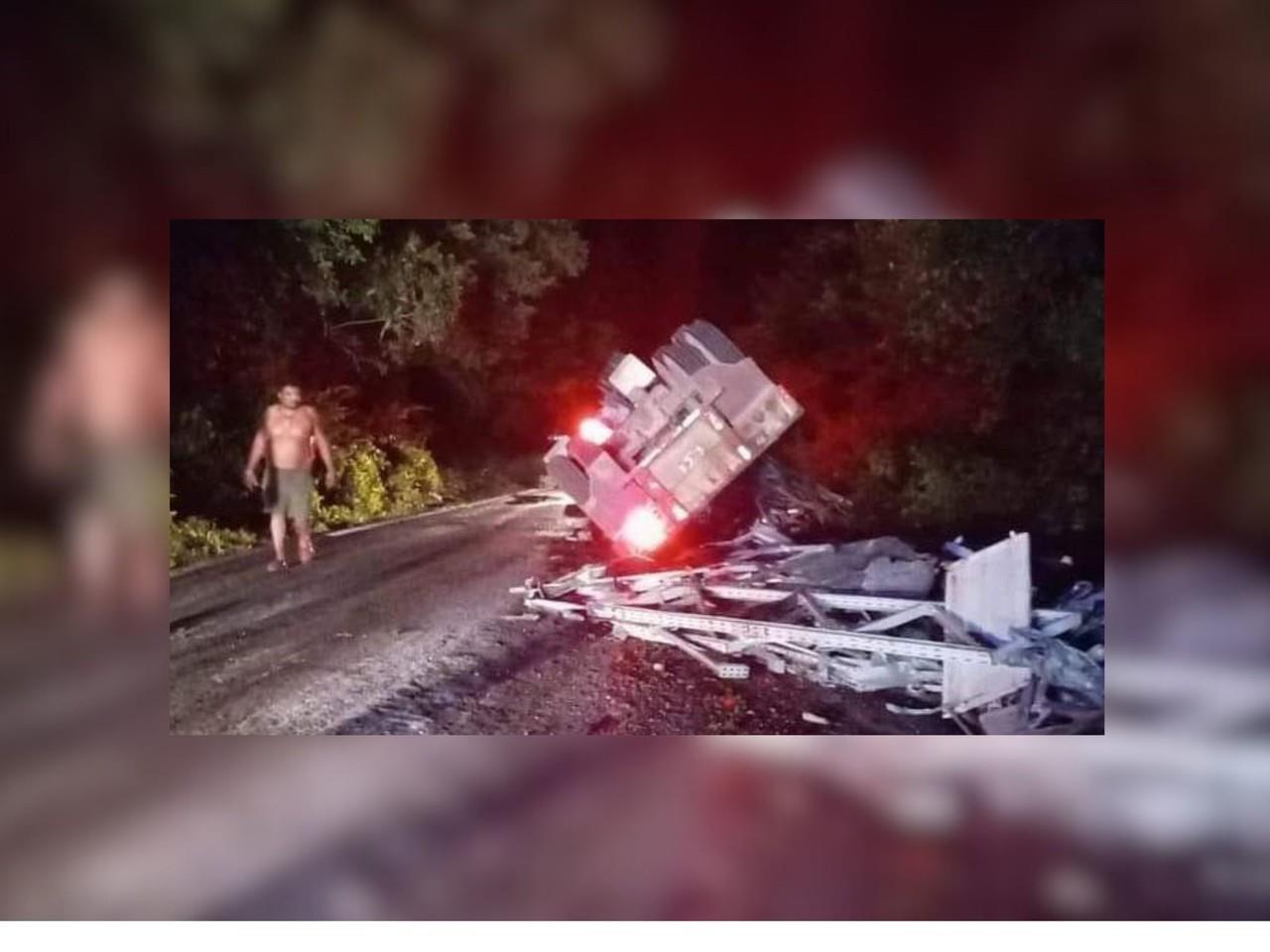 El conductor de un tráiler resultó con lesiones luego de que la unidad volcara en la vía Mérida-Cancún la mañana de este miércoles.- Foto de redes sociales