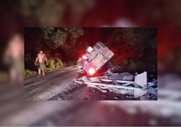 Volcadura de un tráiler en la  carretera Mérida- Cancún deja un lesionado