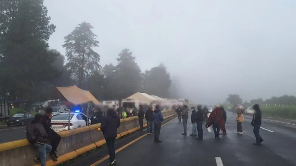 Continúan bloqueos en la autopista México-Puebla, se cumplen 20 horas