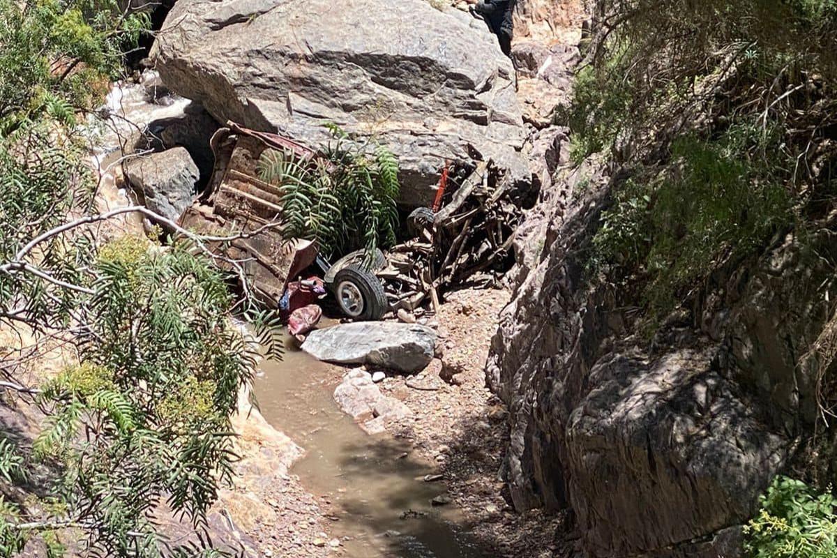 Automóvil destrozado al volcarse en Real de Catorce Foto: X(Twitter) @NuevoVirales