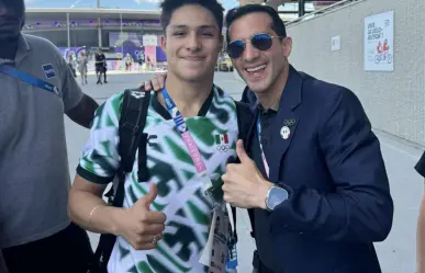 Rommel Pacheco apoya a clavadistas en  la Olimpiada de París