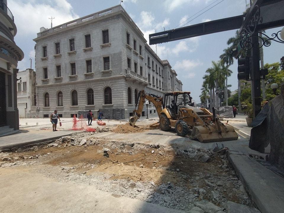 La reconfiguración a semipeatonal de la calle Salvador Díaz Mirón, que abarca una extensión de más de 100 metros lineales entre las calles Cristóbal Colón y 20 de noviembre, está prevista para concluir a principios de septiembre. Foto: Redes sociales