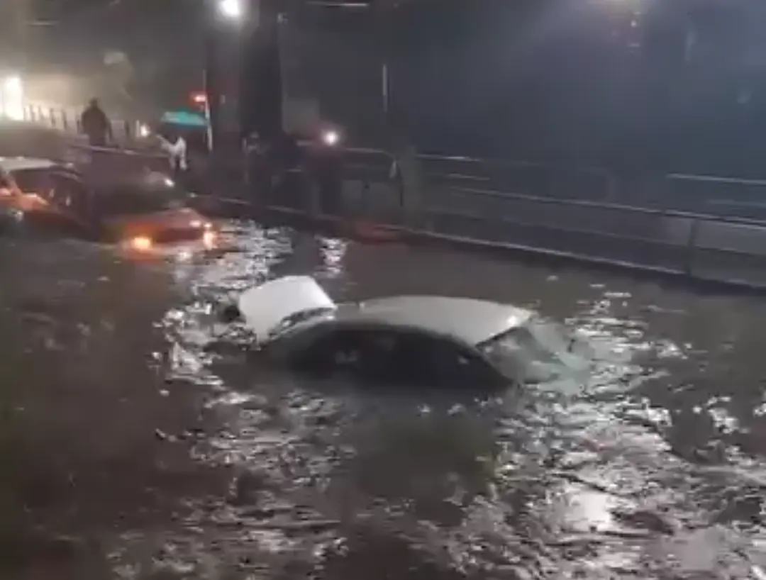 Vehículos resultaron dañados tras las inundaciones. Imagen: Captura de pantalla.