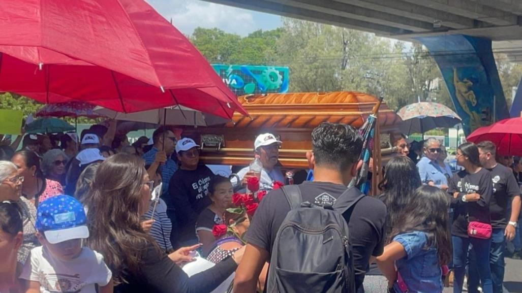 Sepultan a reportero asesinado entre porras; su familia “perdona” a asesinos