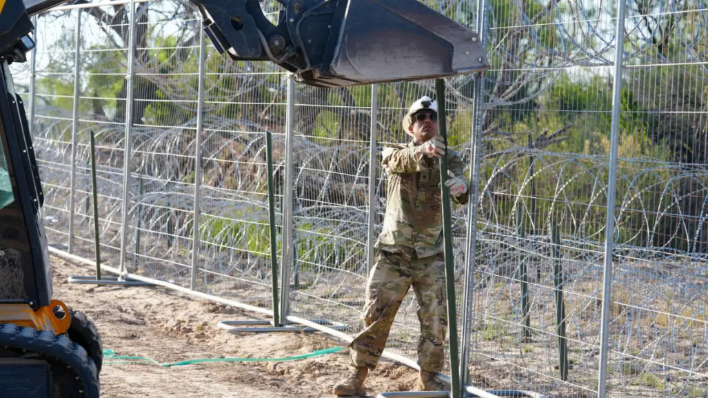 Texas instala alambre de púas en la frontera de México y Estados Unidos