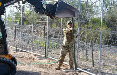 Texas instala alambre de púas en la frontera de México y Estados Unidos