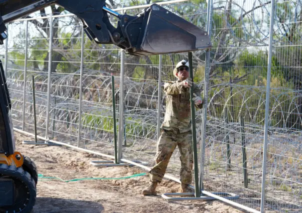 Texas instala alambre de púas en la frontera de México y Estados Unidos