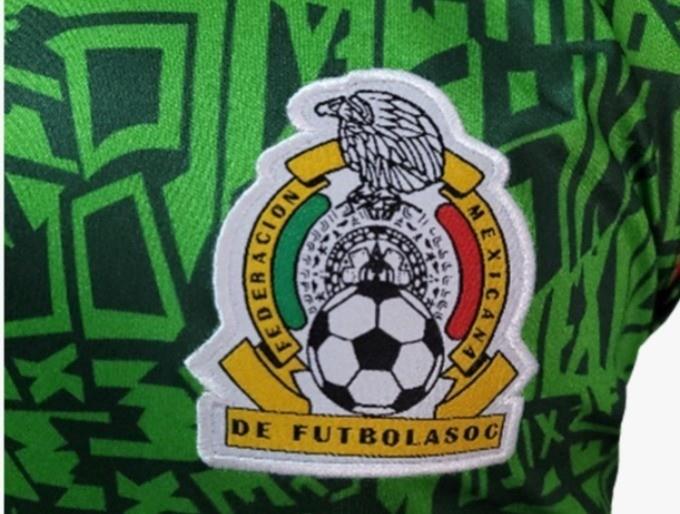 Escudo y jersey de la Selección Mexicana usada en 1994, portada por Jorge Rodríguez. Foto: TodoSobreJerseys.