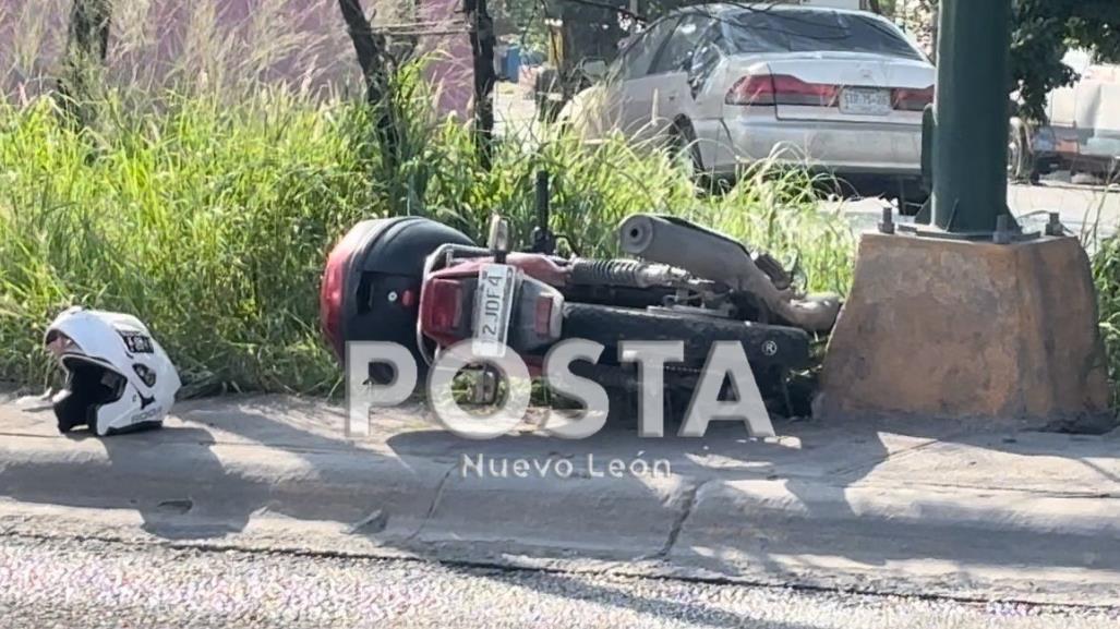 Derrapa motociclista por frenón de auto y fuga de aguas negras de AyD