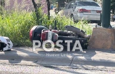 Derrapa motociclista por frenón de auto y fuga de aguas negras de AyD