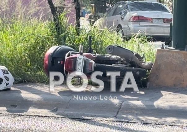 Derrapa motociclista por frenón de auto y fuga de aguas negras de AyD