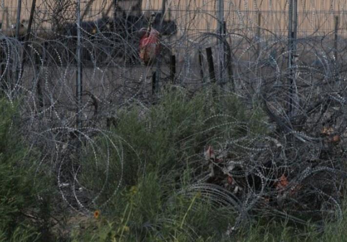 Amplía Texas controversial alambrado anti migrantes en la frontera