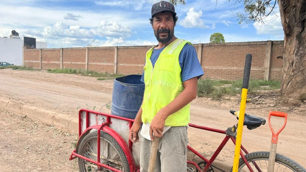 Pedro Reyes: El ciudadano que tapa baches y empareja calles en San Gabriel