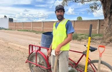 Pedro Reyes: El ciudadano que tapa baches y empareja calles en San Gabriel