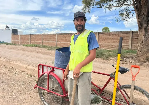 Pedro Reyes: El ciudadano que tapa baches y empareja calles en San Gabriel