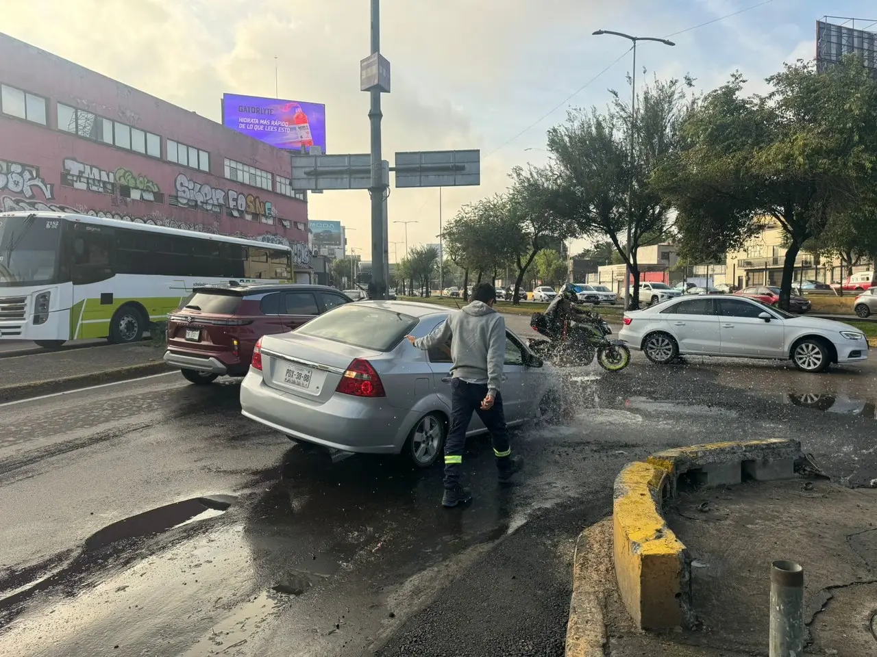 Auto dañado tras caer en bache. Foto: Ramón Ramírez