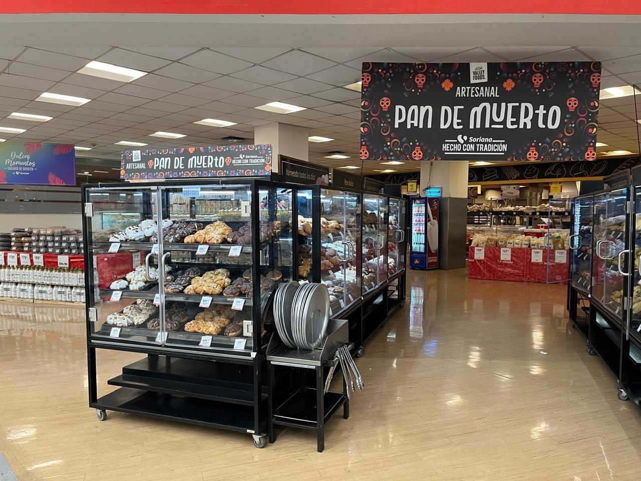 Venta de pan de muerto en Soriana. Foto: Azael Valdés