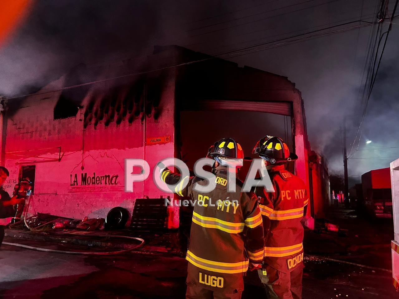 Bomberos atendiendo el incendio ocurrido en la colonia Moderna. Foto: Raymundo Elizalde.