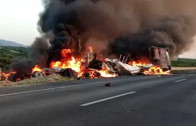 Cierran autopista a Laredo por choque de tráileres; hay un muerto