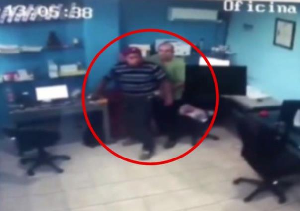 ¡Abrázame compadre! Así reaccionaron dos hombres al sonar Alerta Sísmica