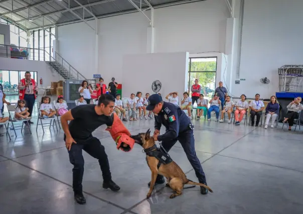 Exhibición de perros policías en Guadalupe para niñas STEM