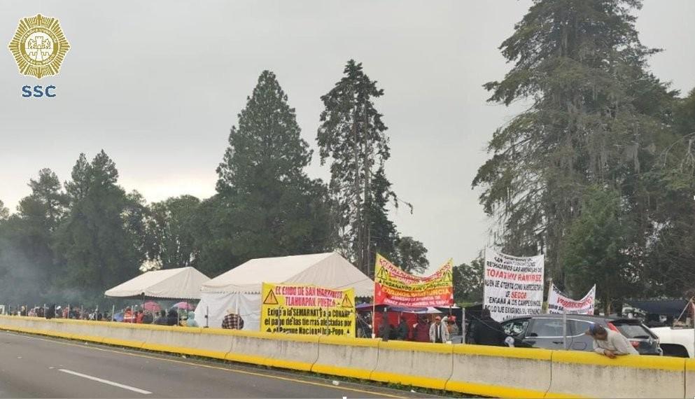 ¡Suma 40 horas bloqueo! Autopista México-Puebla cerrada por manifestantes