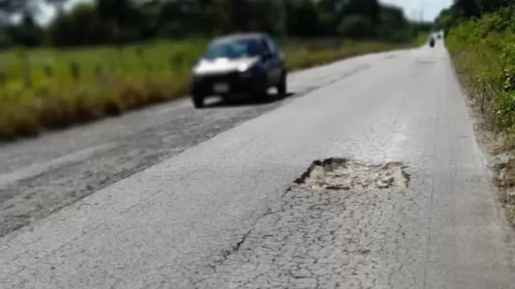 Por un bache, mujeres en motocicleta derrapan en la vía Dzilam González-Xbec