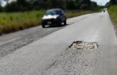 Por un bache, mujeres en motocicleta derrapan en la vía Dzilam González-Xbec