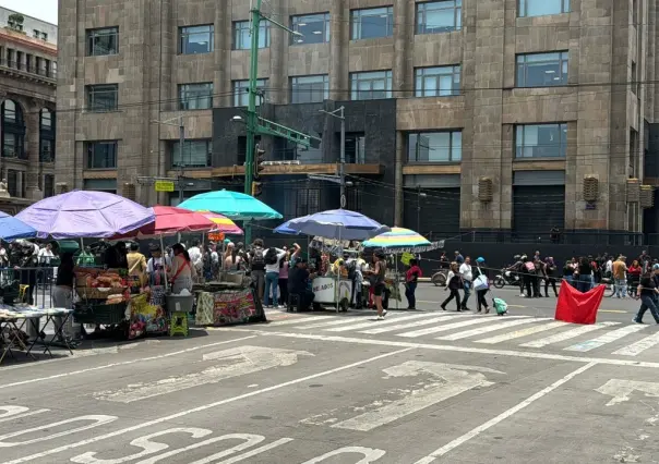 Comerciantes cierran Eje Central, piden retiro de vallas de la Alameda