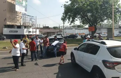 Bloqueo por falta de agua provoca severo caos vial en Villahermosa, Tabasco