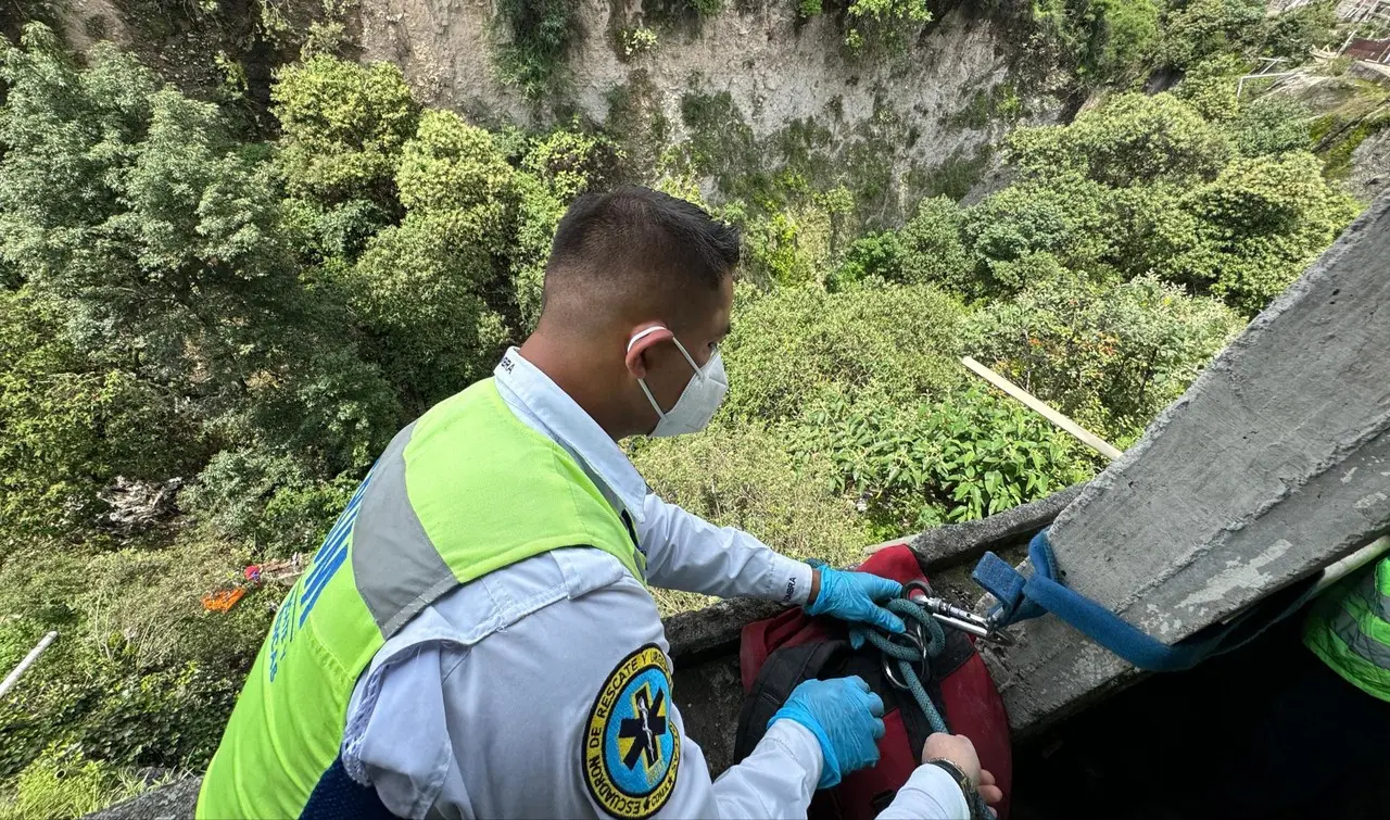 Hombre cae a barranco y lo rescatan policías y paramédicos de la SSC