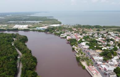 Agua de río en Tabasco se tiñe de color rosa | FOTOS