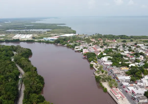 Agua de río en Tabasco se tiñe de color rosa | FOTOS