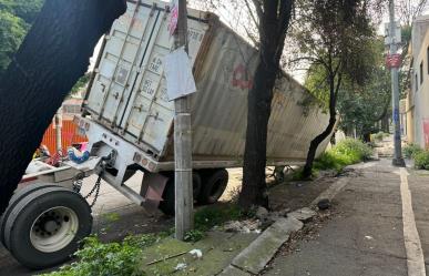 Fuga de agua provoca hundimiento de tráilers en Azcapotzalco