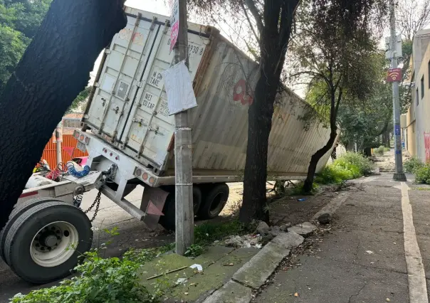 Fuga de agua provoca hundimiento de tráilers en Azcapotzalco