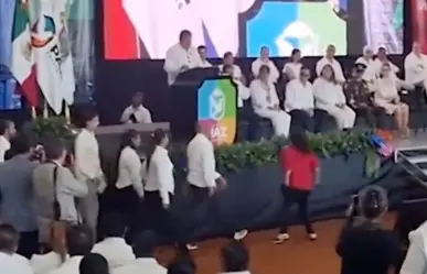Madre de desaparecido increpa a gobernador de Zacatecas en acto público