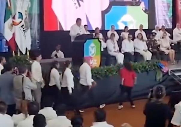 Madre de desaparecido increpa a gobernador de Zacatecas en acto público