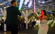 ¡Que la fuerza los acompañe! Pareja cambia baile por un duelo a lo Star Wars