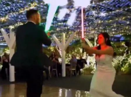 ¡Que la fuerza los acompañe! Pareja cambia baile por un duelo a lo Star Wars